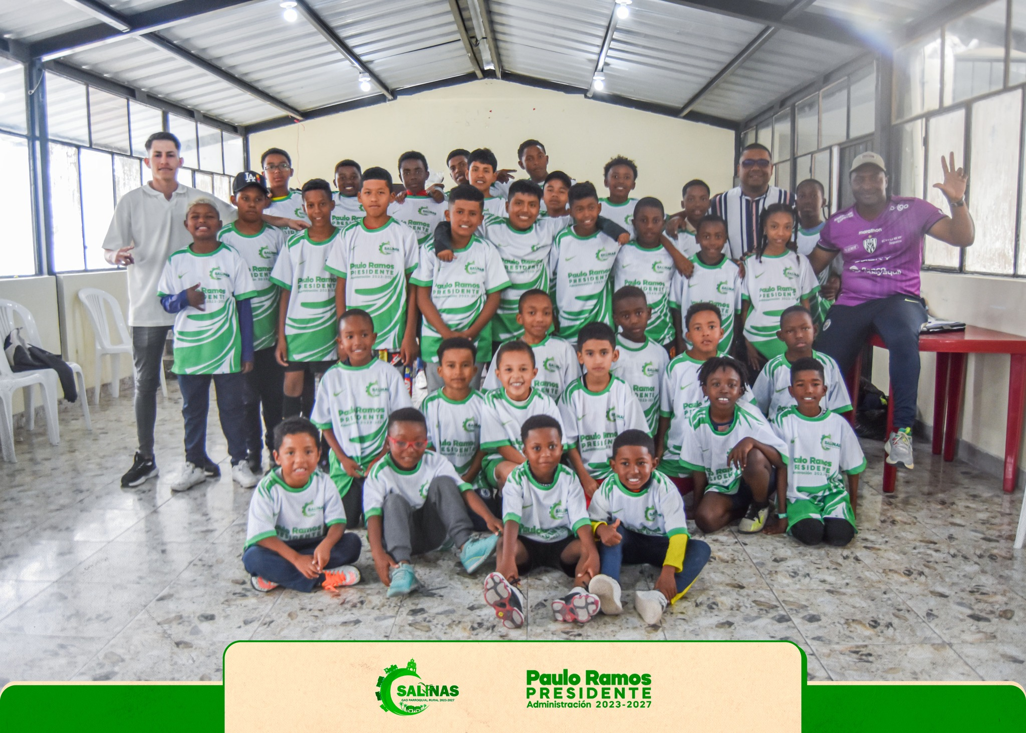 Entrega de Indumentaria a la Escuela de Fútbol Salinas 2025 foto 1